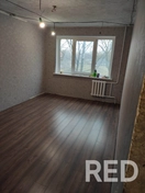 На фото были произведены следующие работы:
- Замена электропроводки.
- Шпаклевка стен.
- Поклейка обоев.
- Укладка ламината.